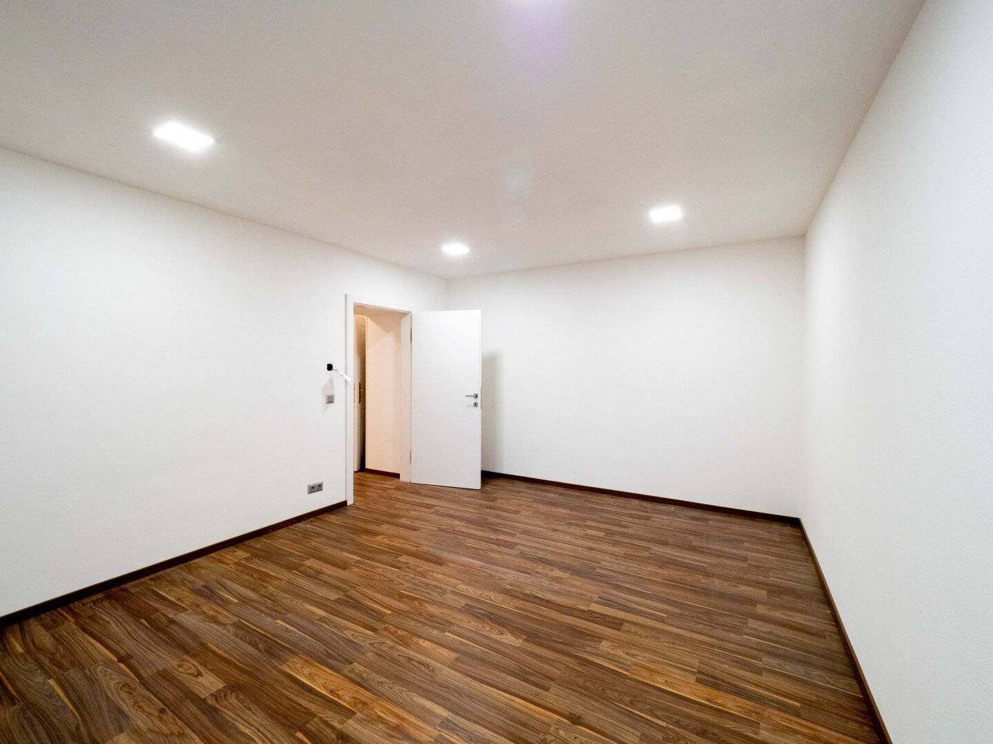 Ground floor apartment near Main Square rail link