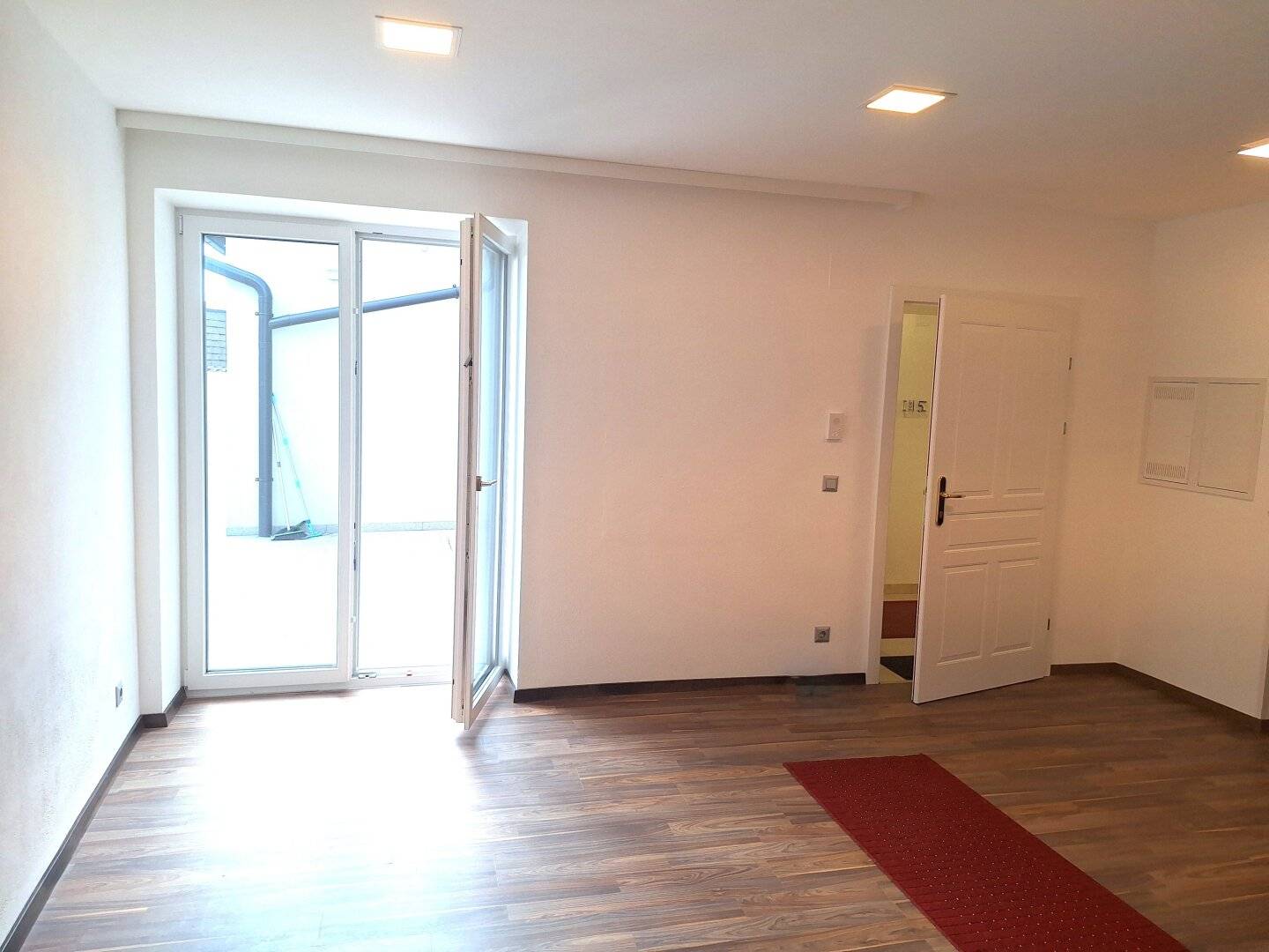 Ground floor apartment near Main Square rail link