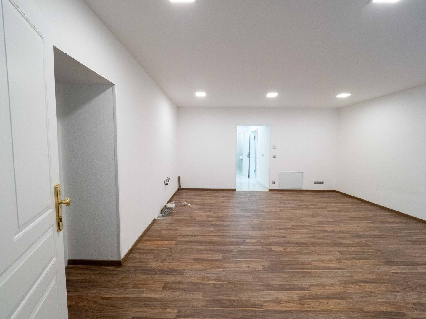 Ground floor apartment near Main Square rail link