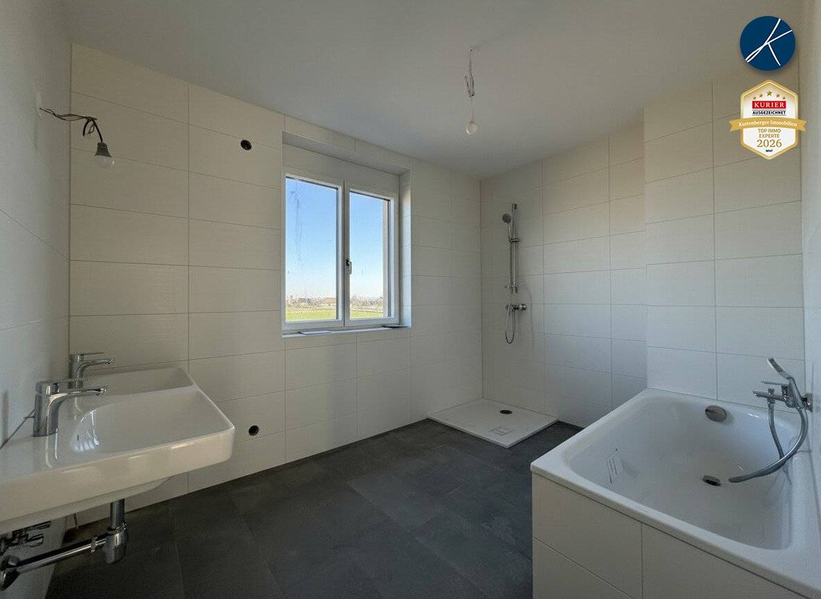 Bad mit Wanne und Dusche