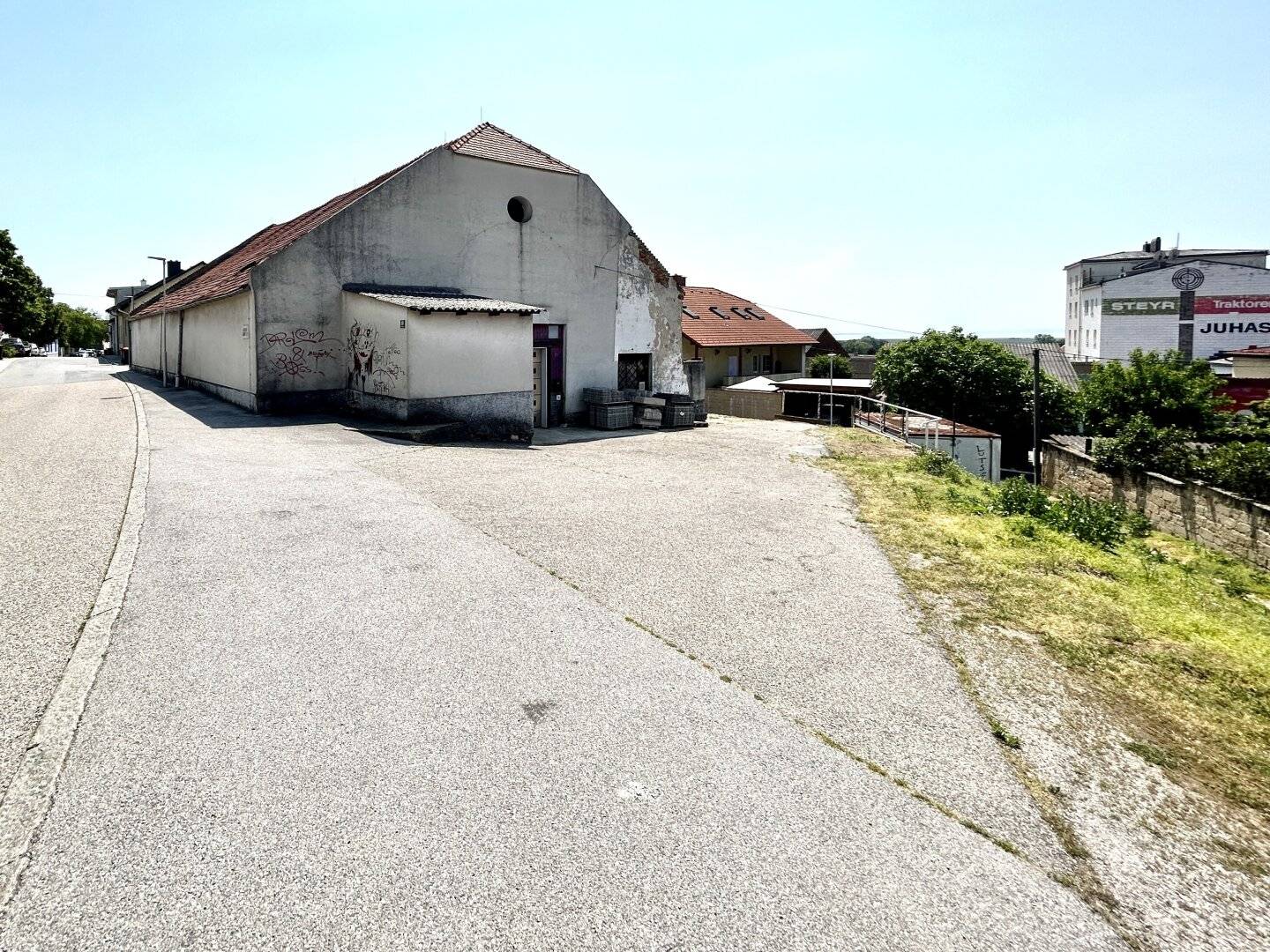 Großes Baugrundstück mit Halle, Neusiedl