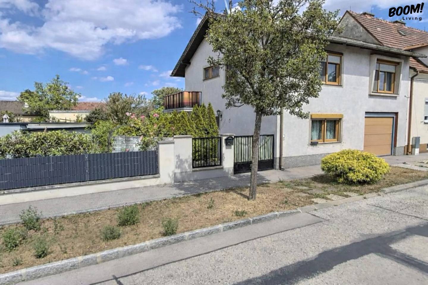 Building plot with existing house and approved permit