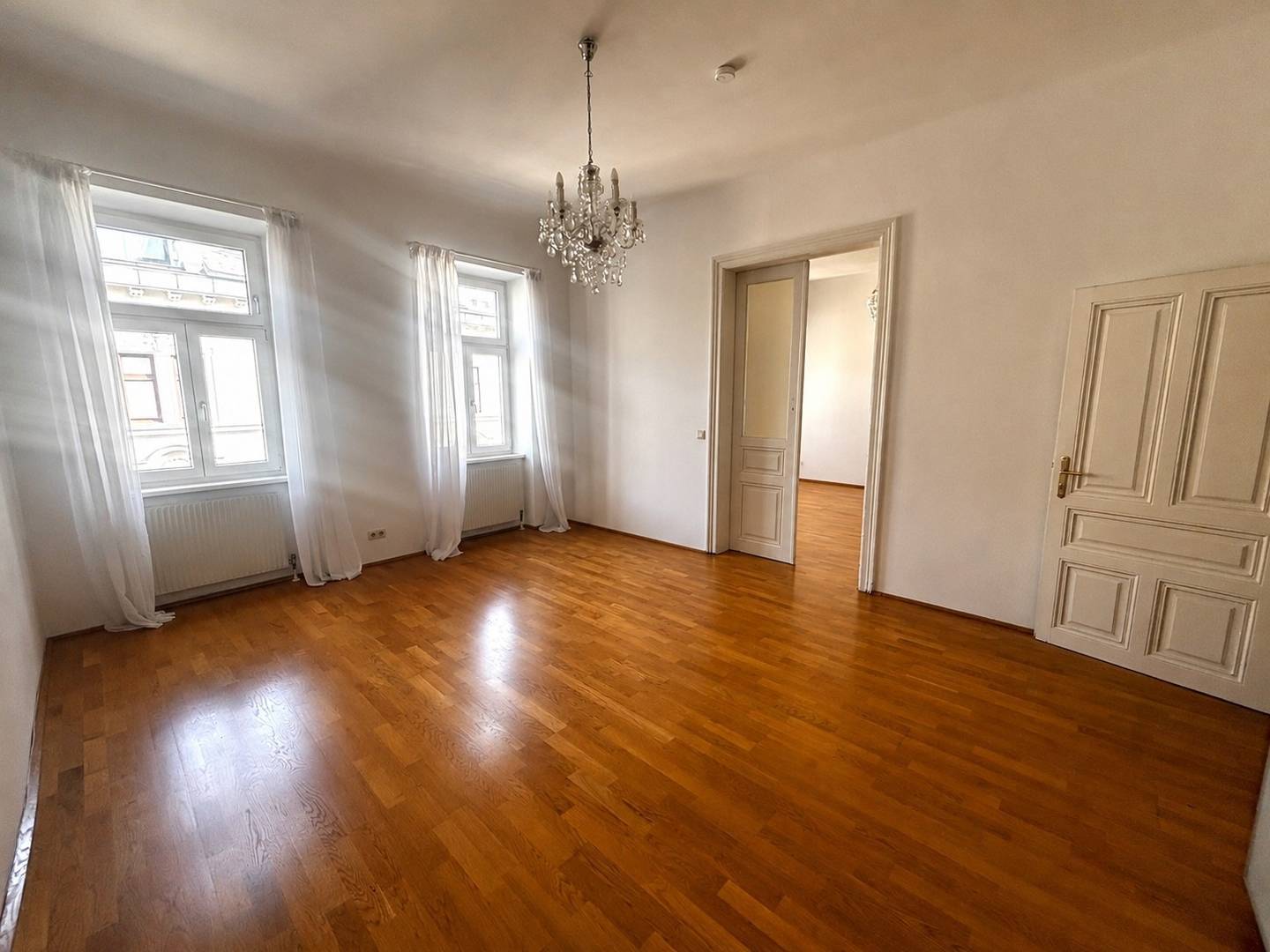 Old building apartment near Arenbergpark with lift