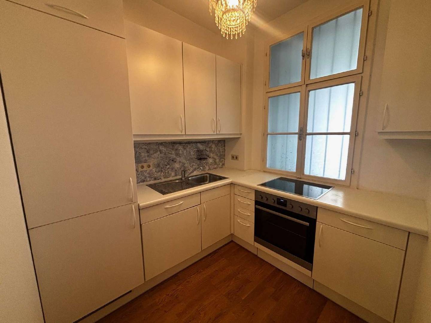 Old building apartment near Arenbergpark with lift