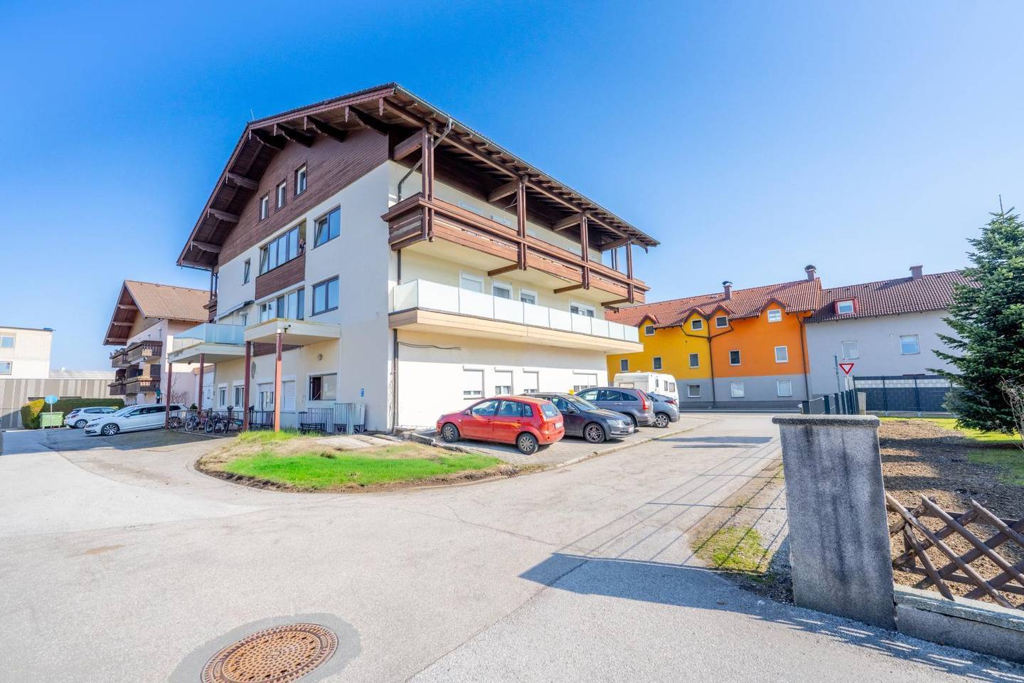 Wohnung mit Balkon und möblierter Küche in ruhiger Lage