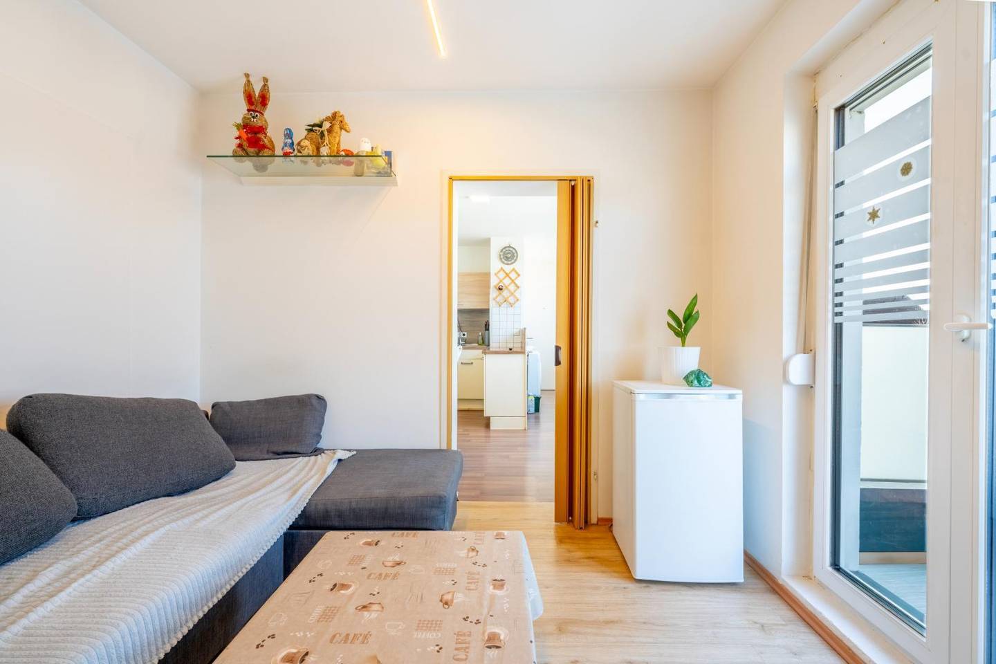 Wohnung mit Balkon und möblierter Küche in ruhiger Lage