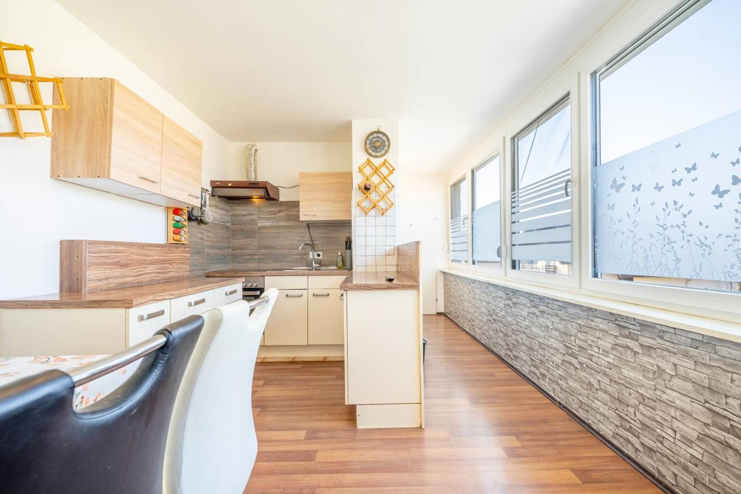 Wohnung mit Balkon und möblierter Küche in ruhiger Lage