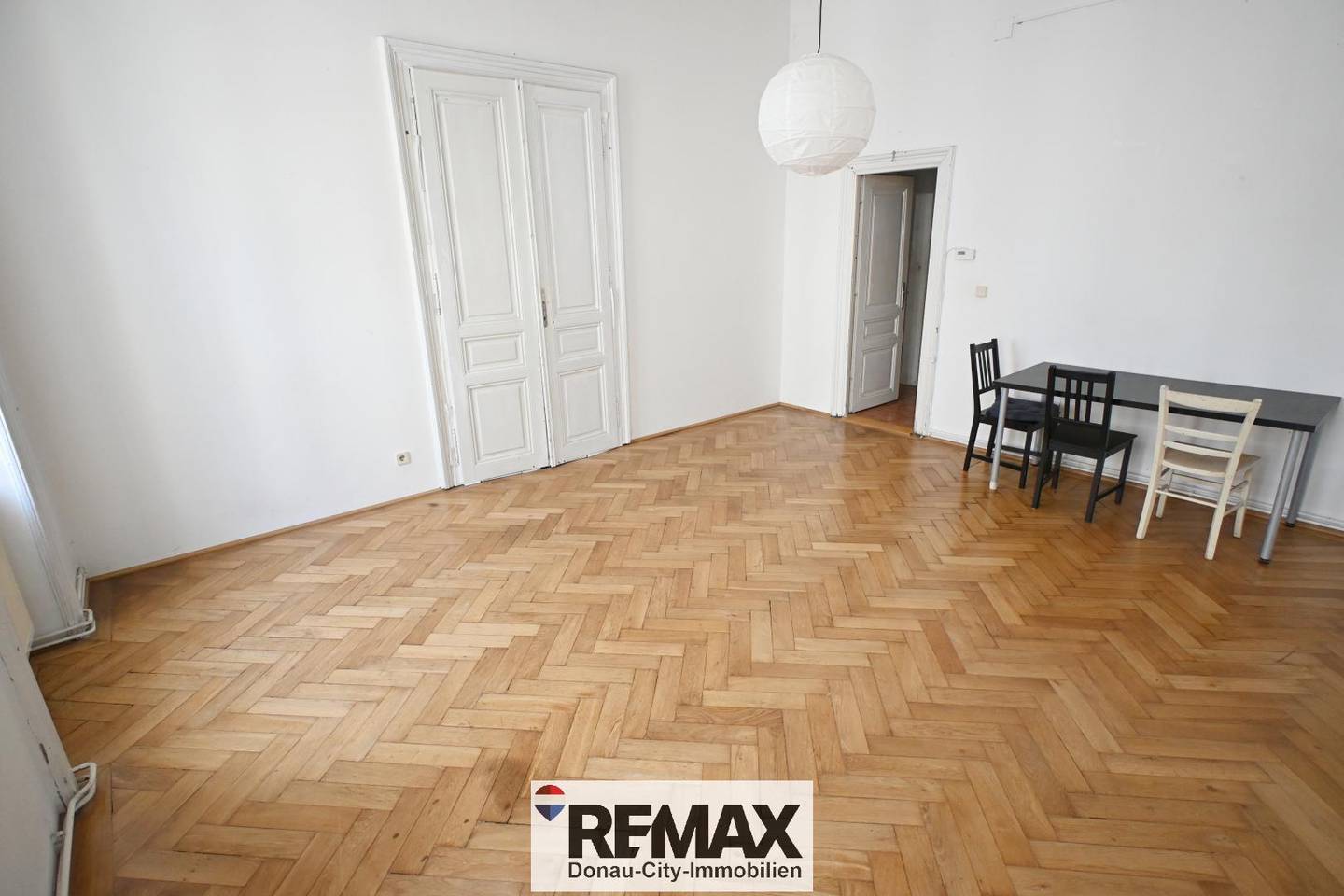 Apartment old building charm central location near U1