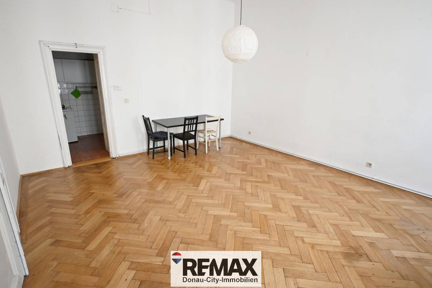 Apartment old building charm central location near U1