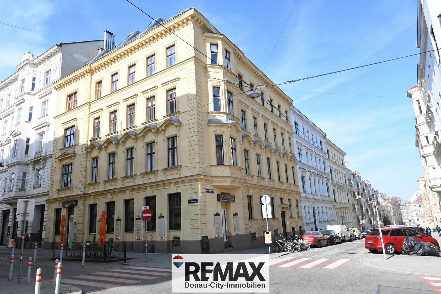 Apartment old building charm central location near U1
