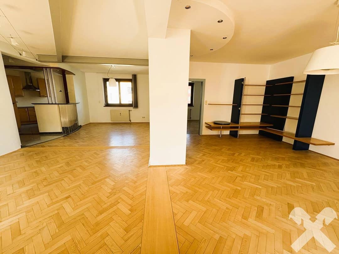 Loftwohnung mit offenem Wohnraum und Balkon