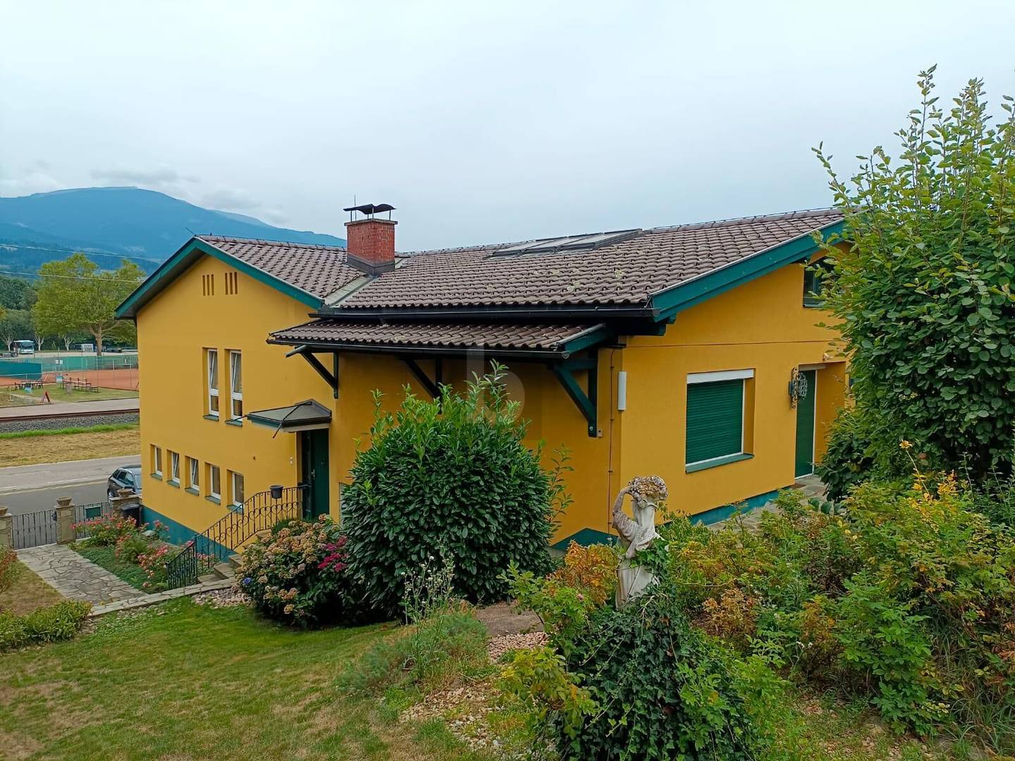 Familienwohnung mit großem Garten und mehreren Garagen
