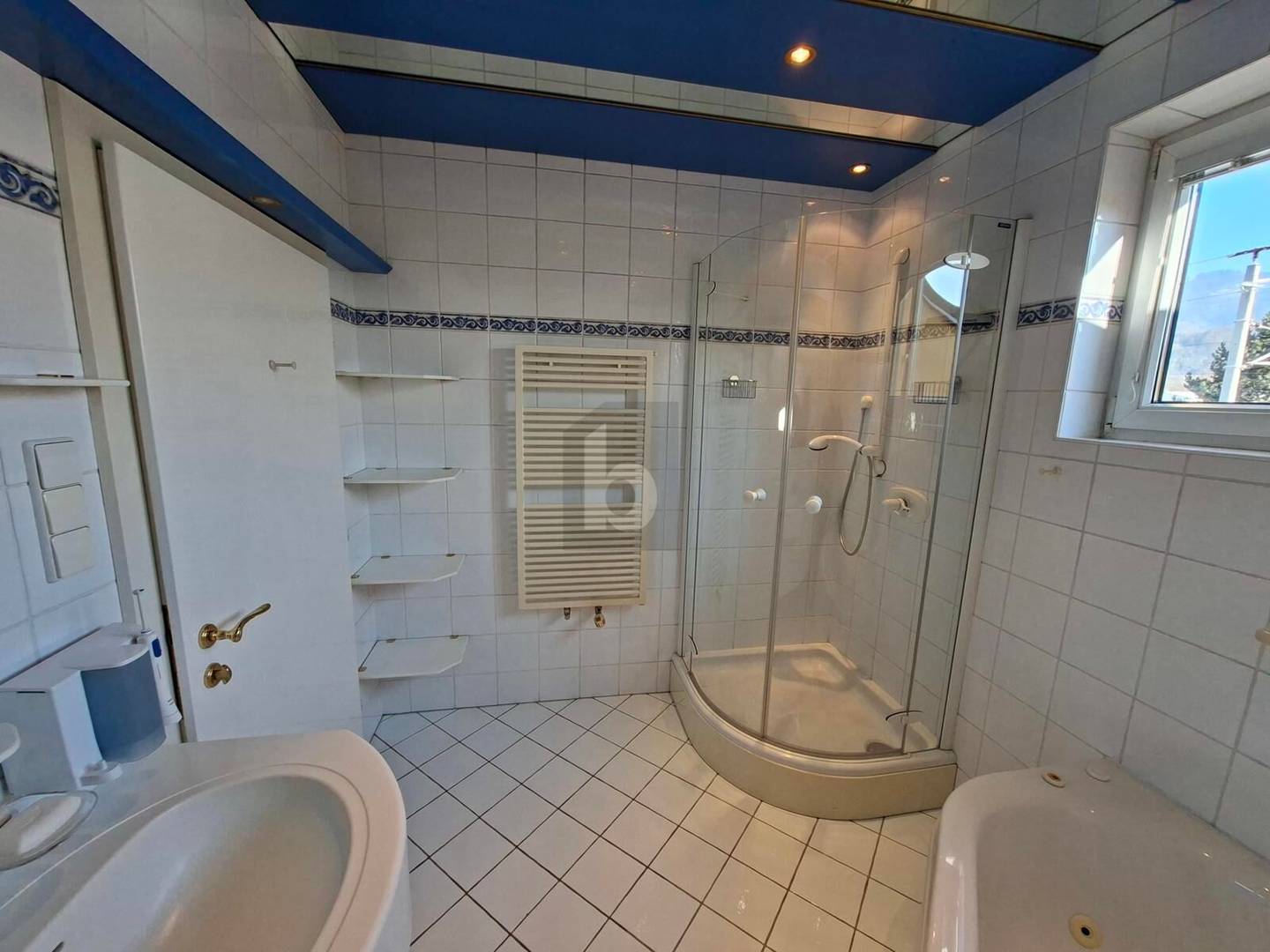 Familienwohnung mit großem Garten und mehreren Garagen