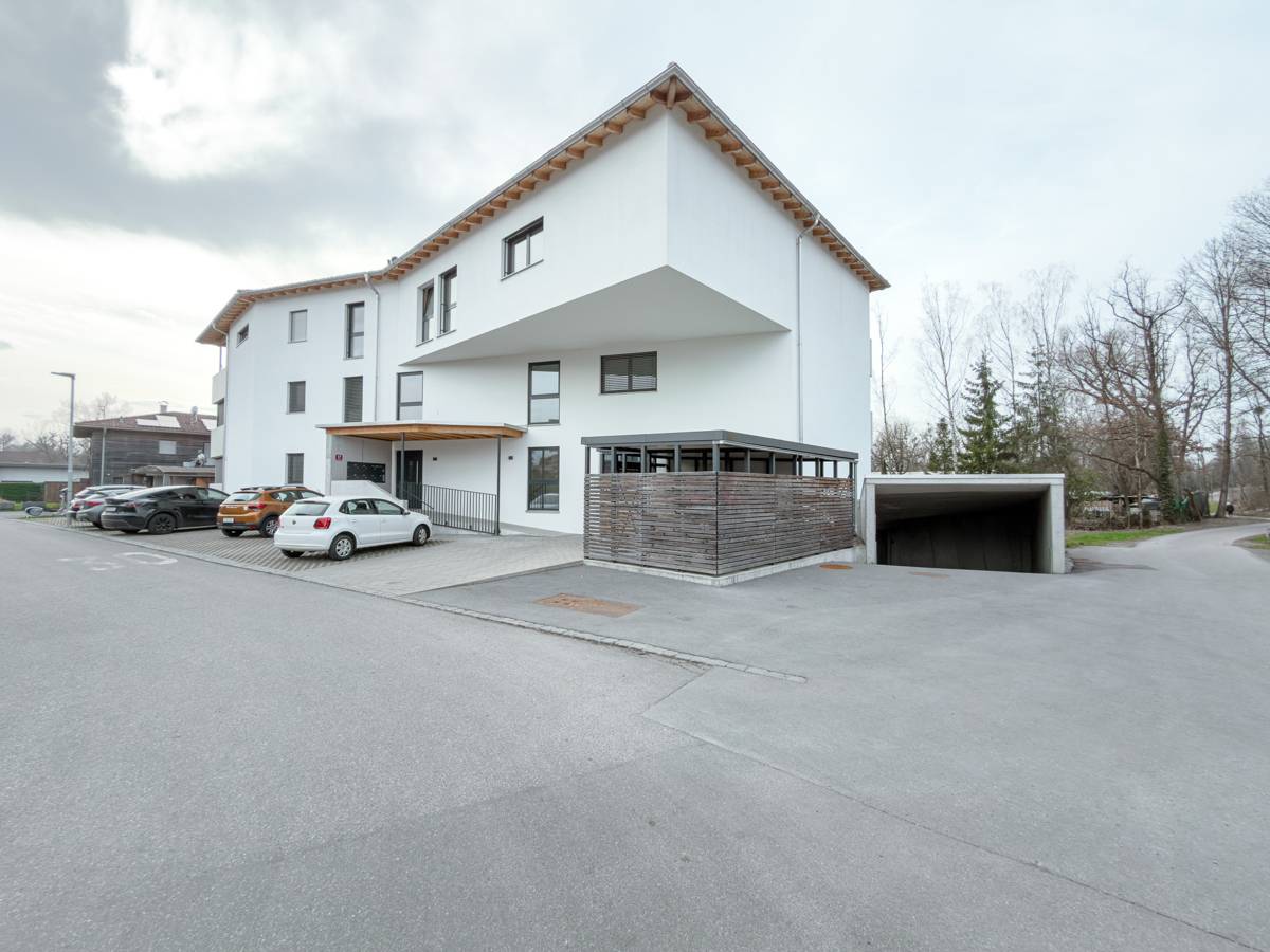 Wohnung mit großzügigem Balkon und Designküche