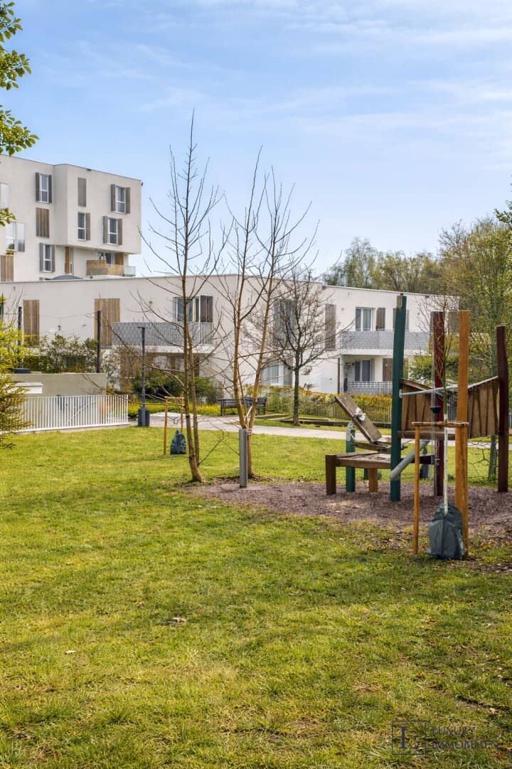 Ground floor apartment with balcony and park view