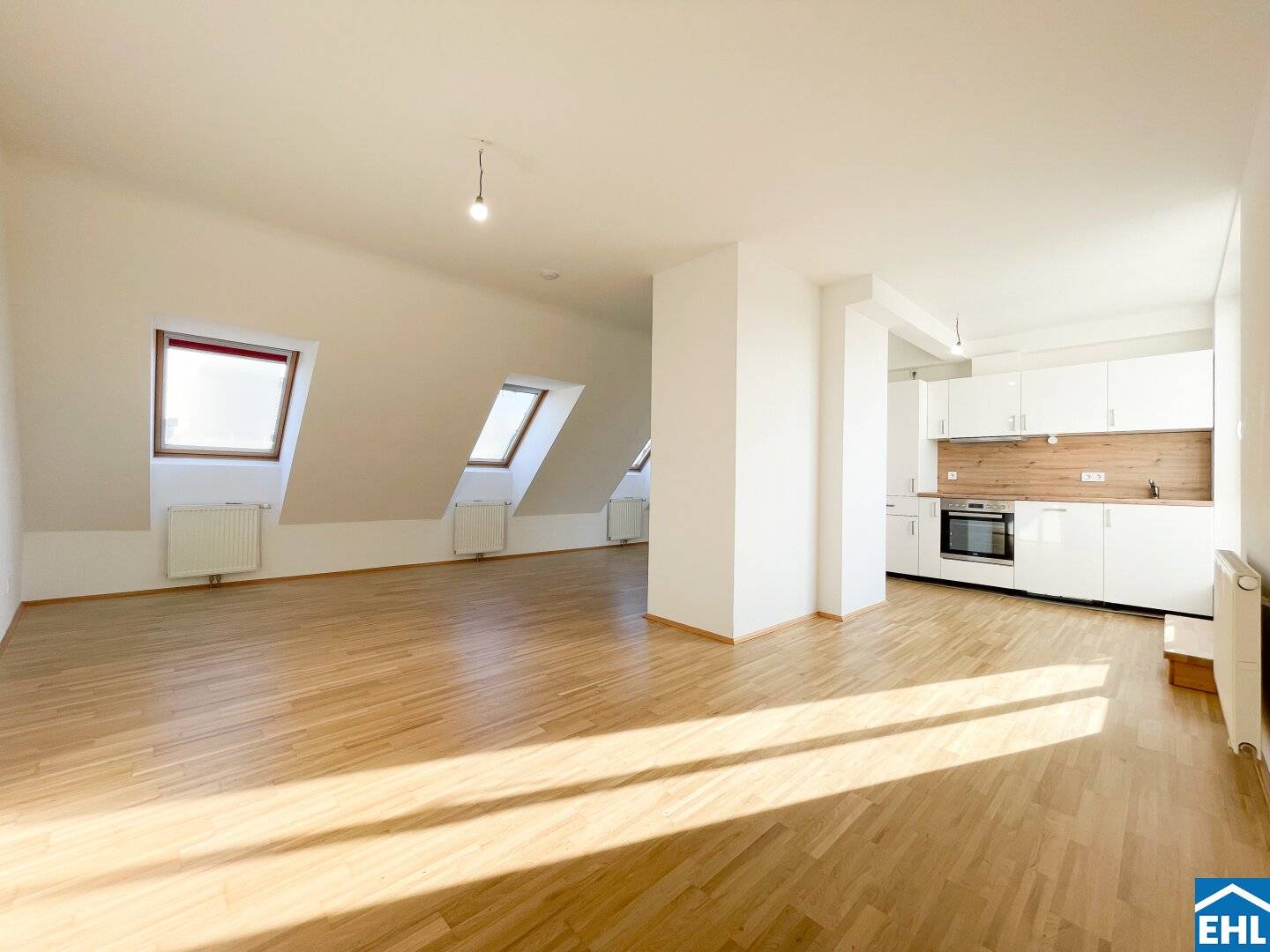 Dachgeschosswohnung with open kitchen and balcony near AKH