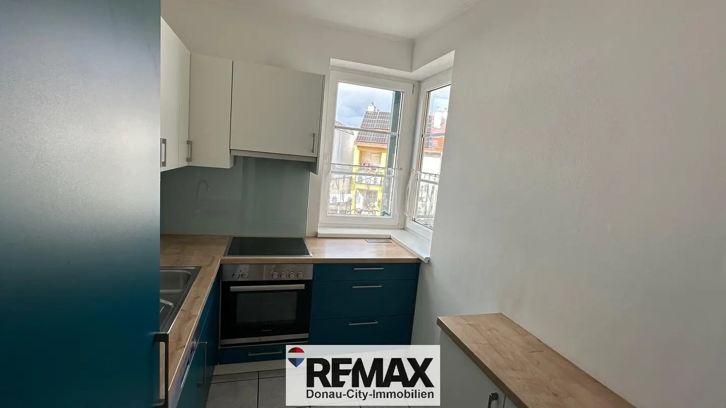 Apartment in central location with west facing balcony and garage space