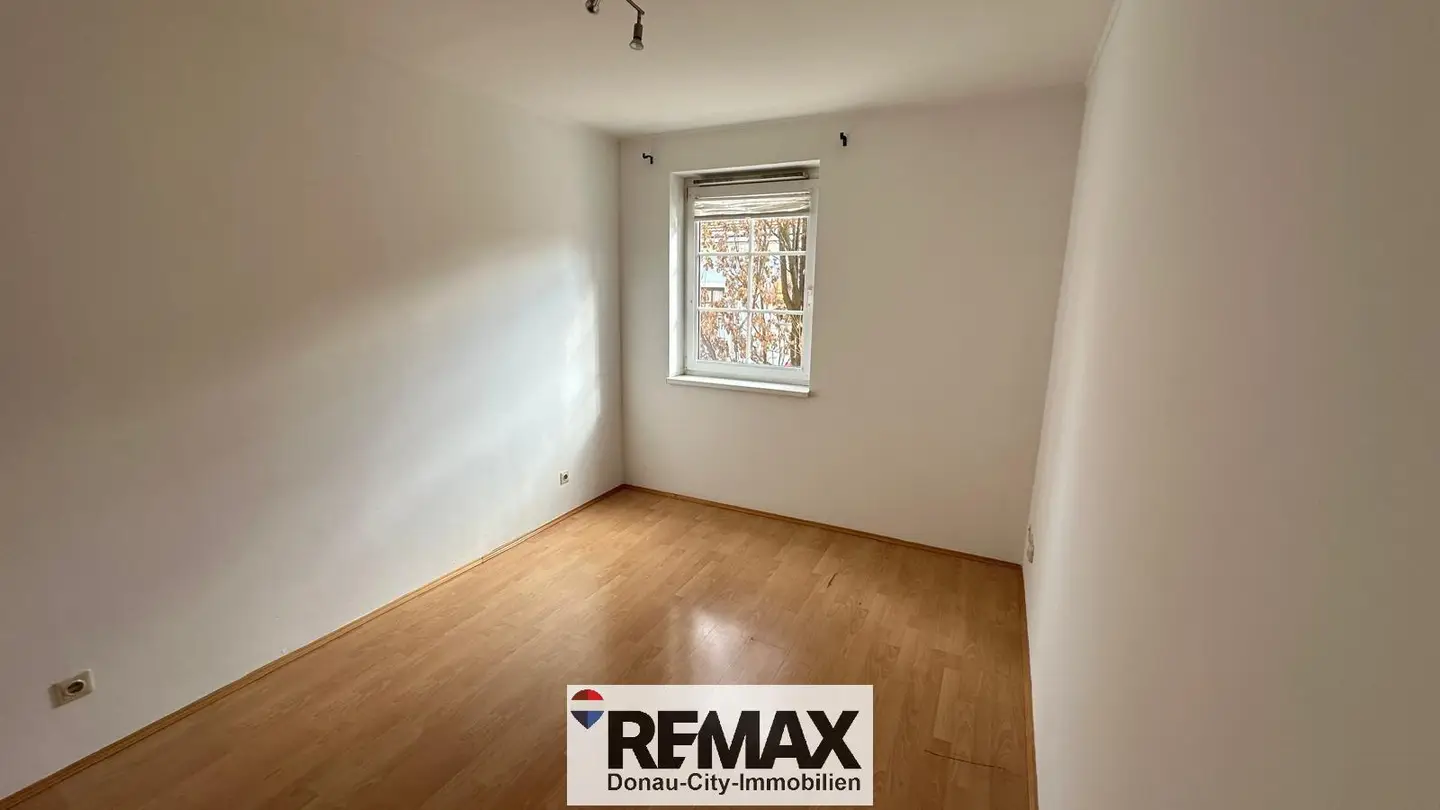 Apartment in central location with west facing balcony and garage space