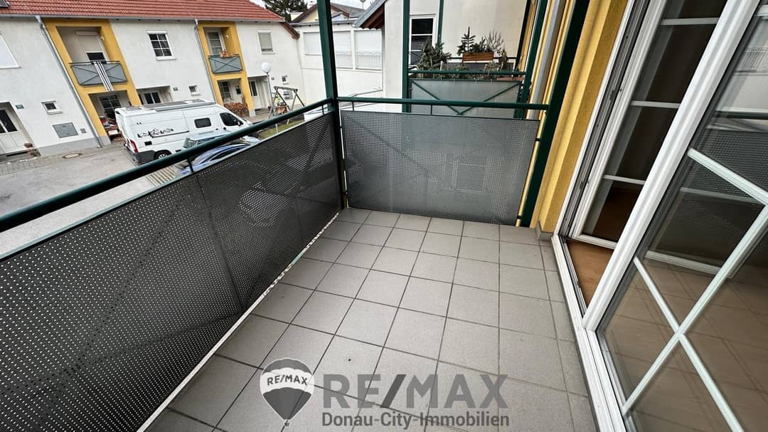 Apartment in central location with west facing balcony and garage space