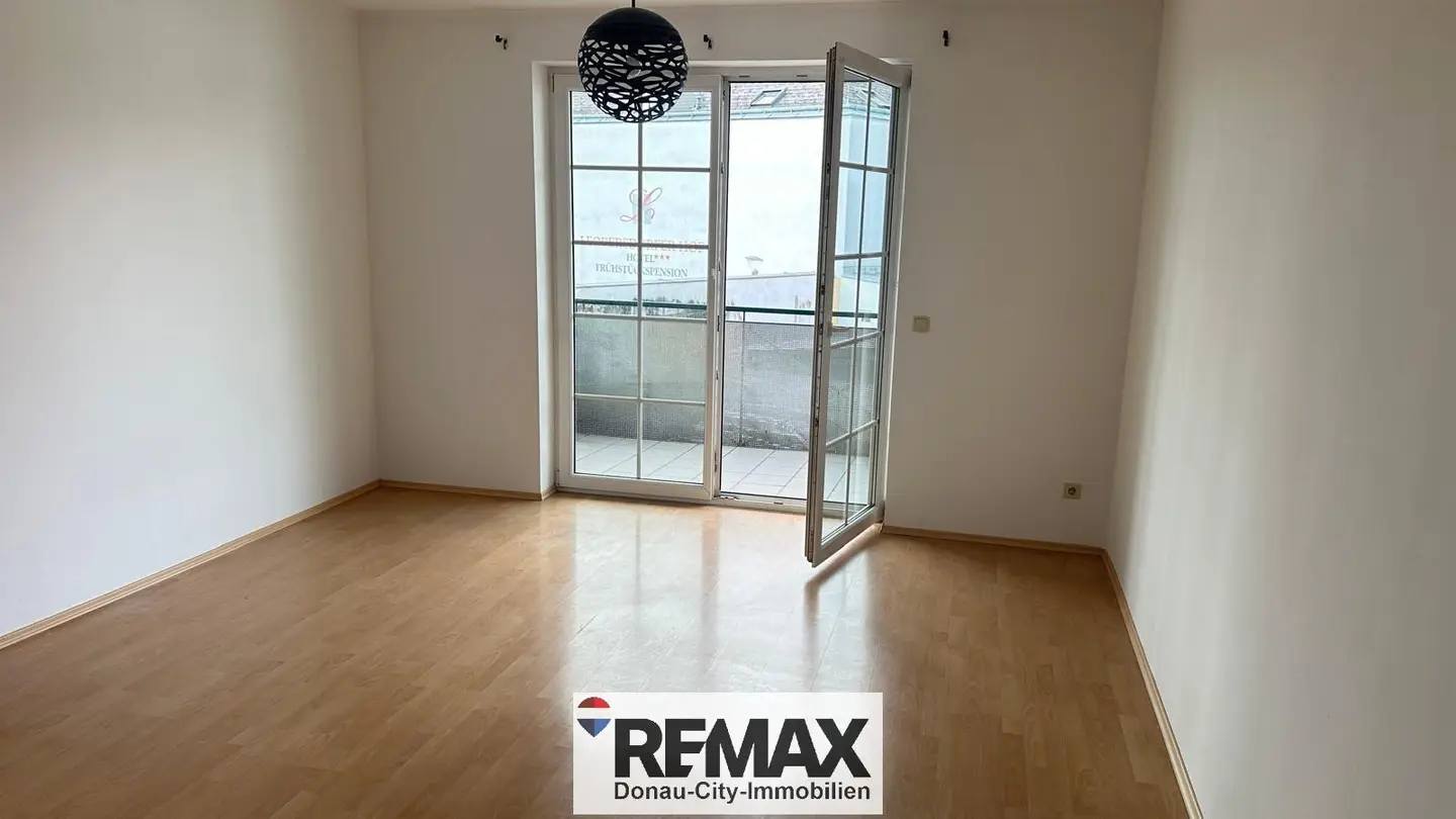 Apartment in central location with west facing balcony and garage space