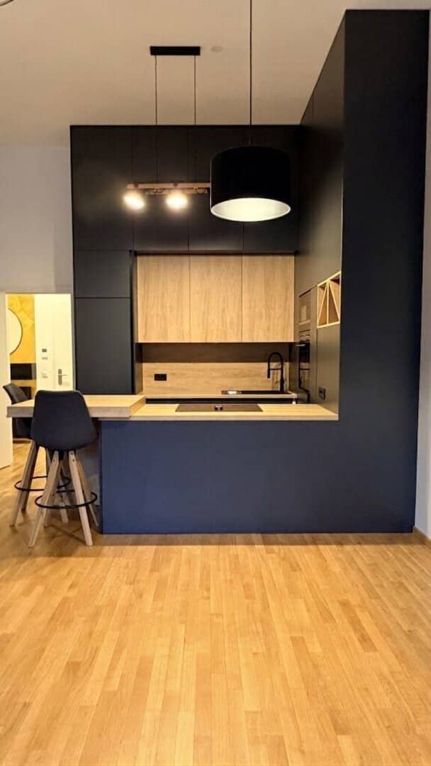 Neuwertige Wohnung Innenhof mit hohen Decken
