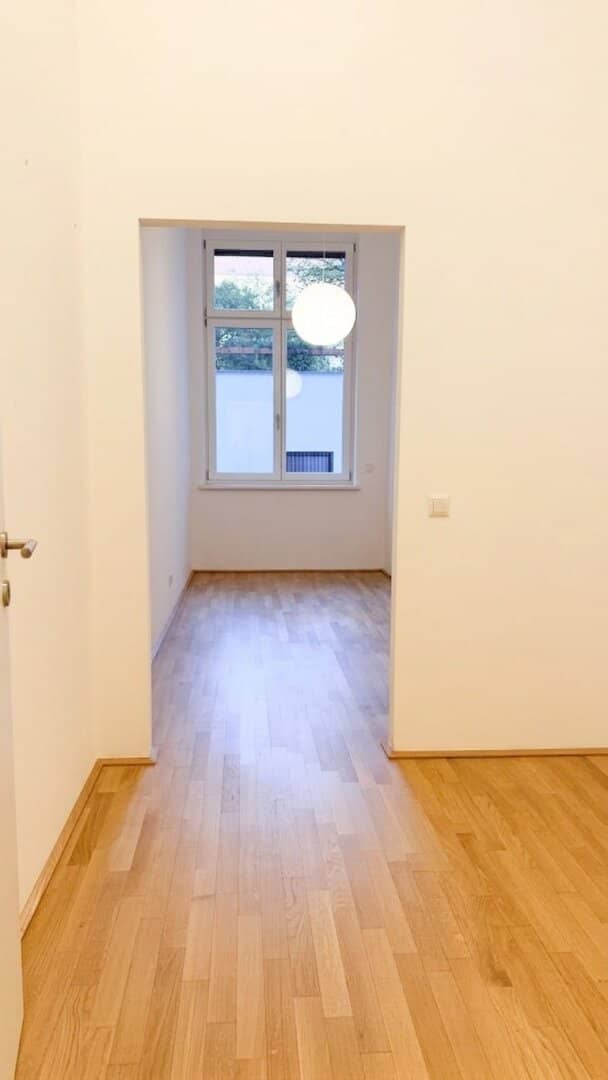 Neuwertige Wohnung Innenhof mit hohen Decken