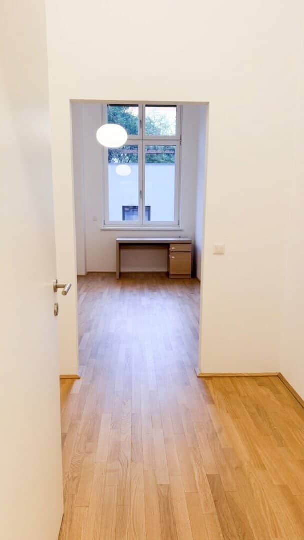 Neuwertige Wohnung Innenhof mit hohen Decken