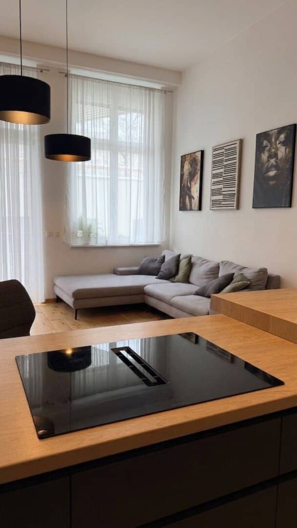 Neuwertige Wohnung Innenhof mit hohen Decken