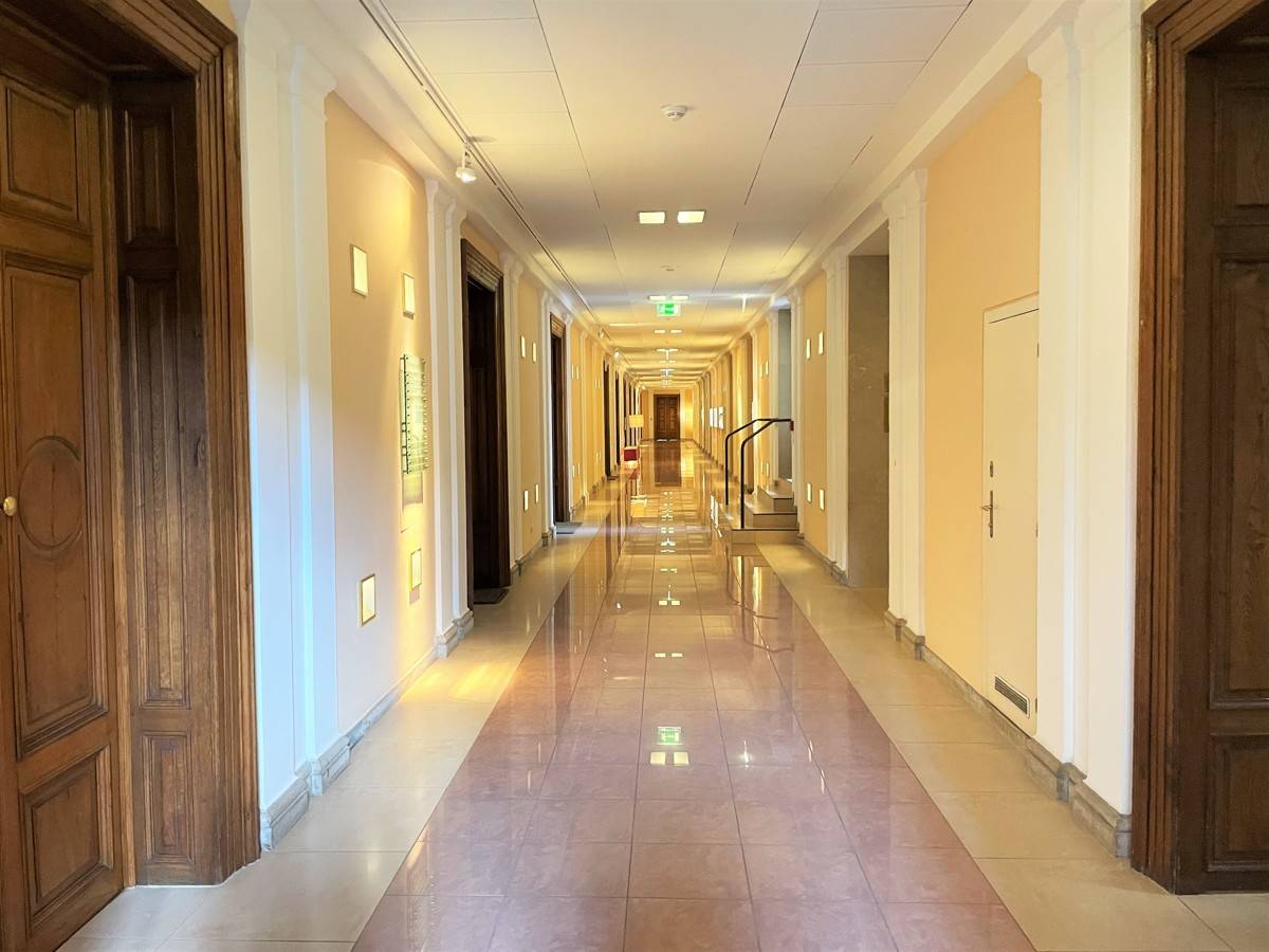 Apartment Directly on the Ring Stock Exchange Buildingakk? No check