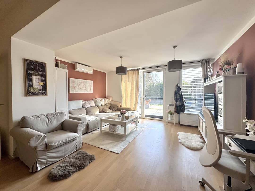 Erdgeschosswohnung mit großzügiger Terrasse und Klimaanlage