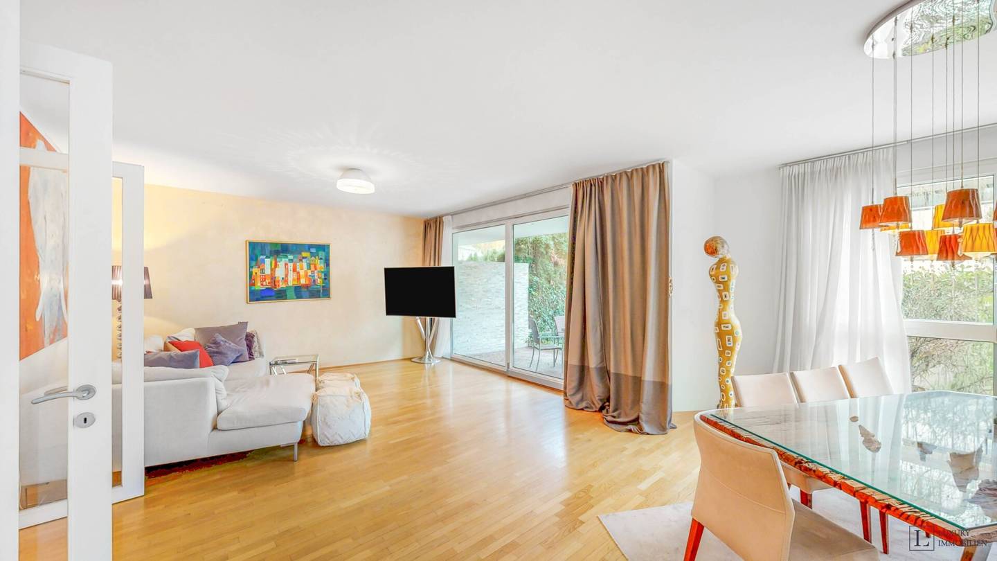 Apartment with private garden and modern kitchen