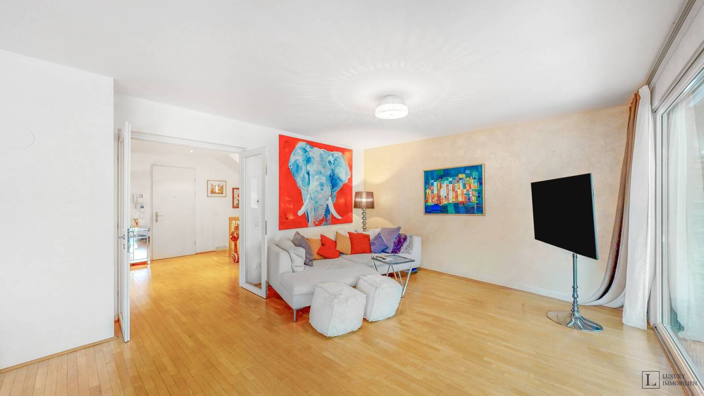 Apartment with private garden and modern kitchen