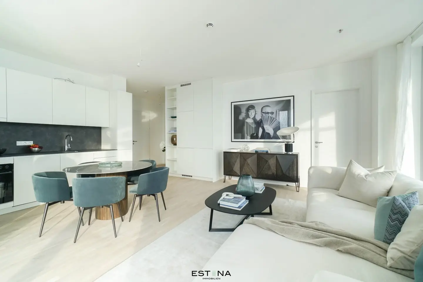360° lifestyle: generous wraparound loggia and breathtaking distant views
