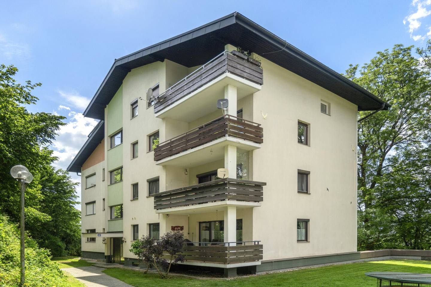 Helle Etagenwohnung mit Kachelofen und Fernblick