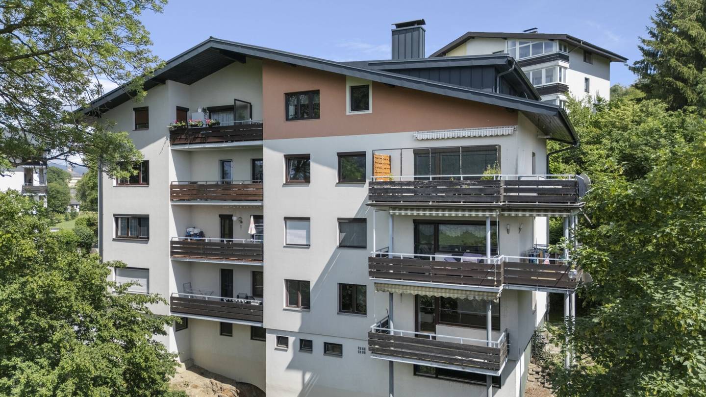 Helle Etagenwohnung mit Kachelofen und Fernblick