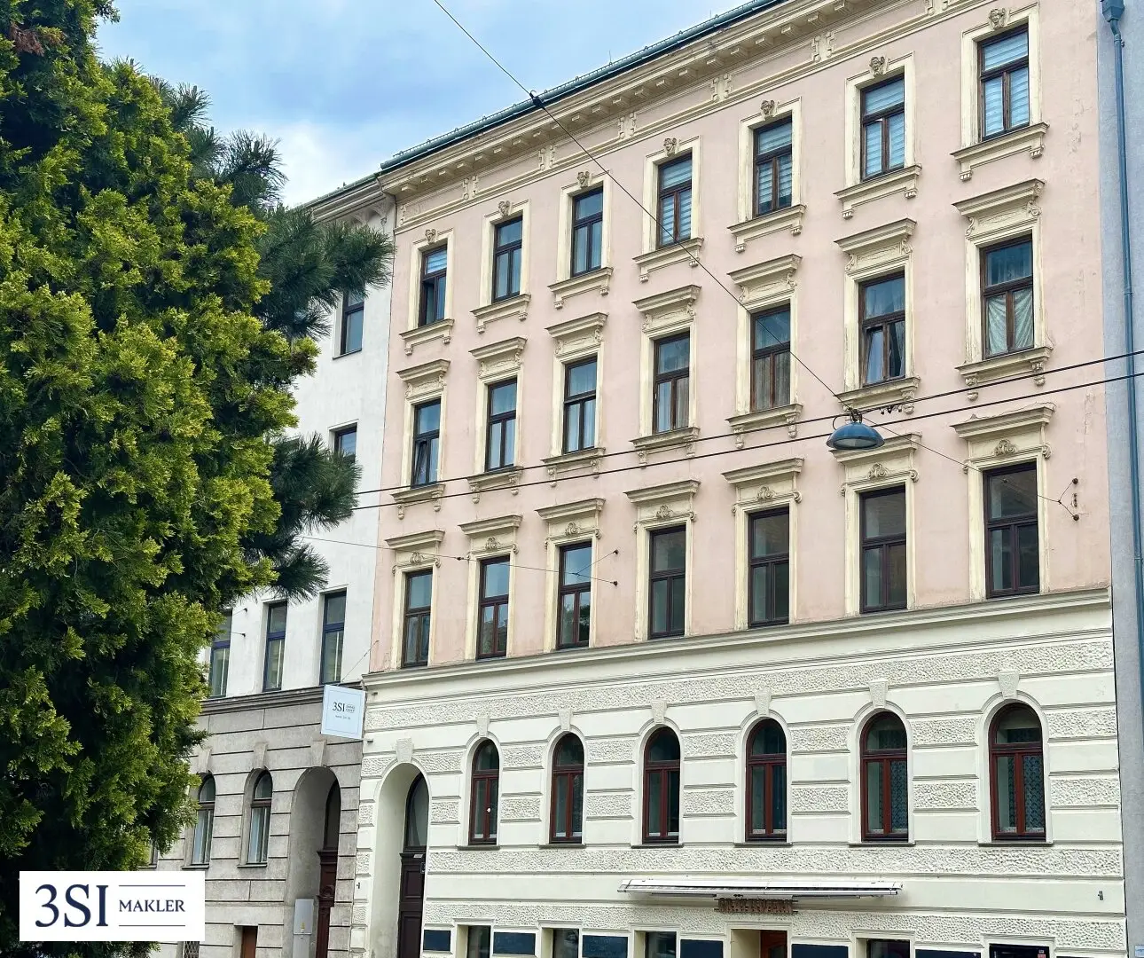 Loft feeling in prime location of the 16th district: stylish living with sun terrace facing the courtyard