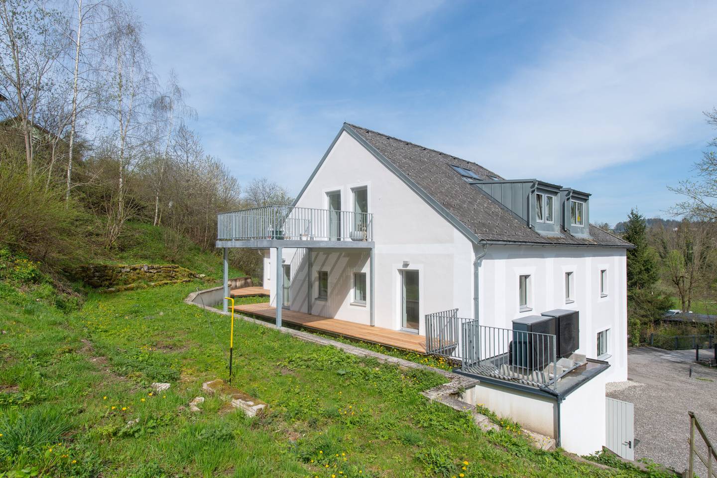 Top floor apartment with large balcony in quiet location