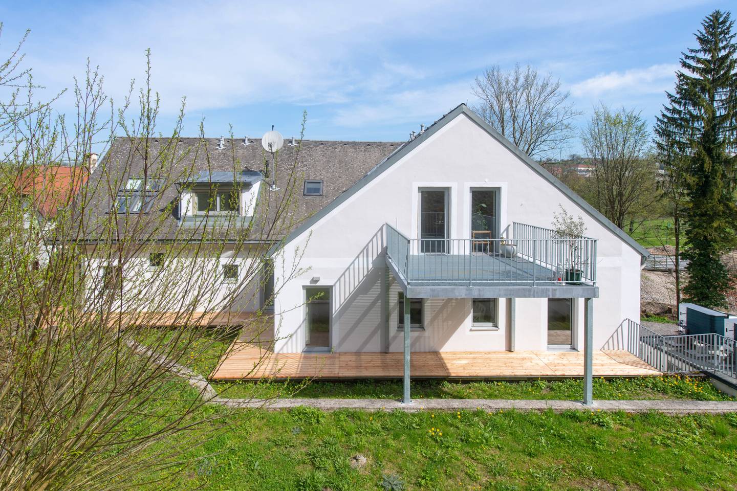 Top floor apartment with large balcony in quiet location