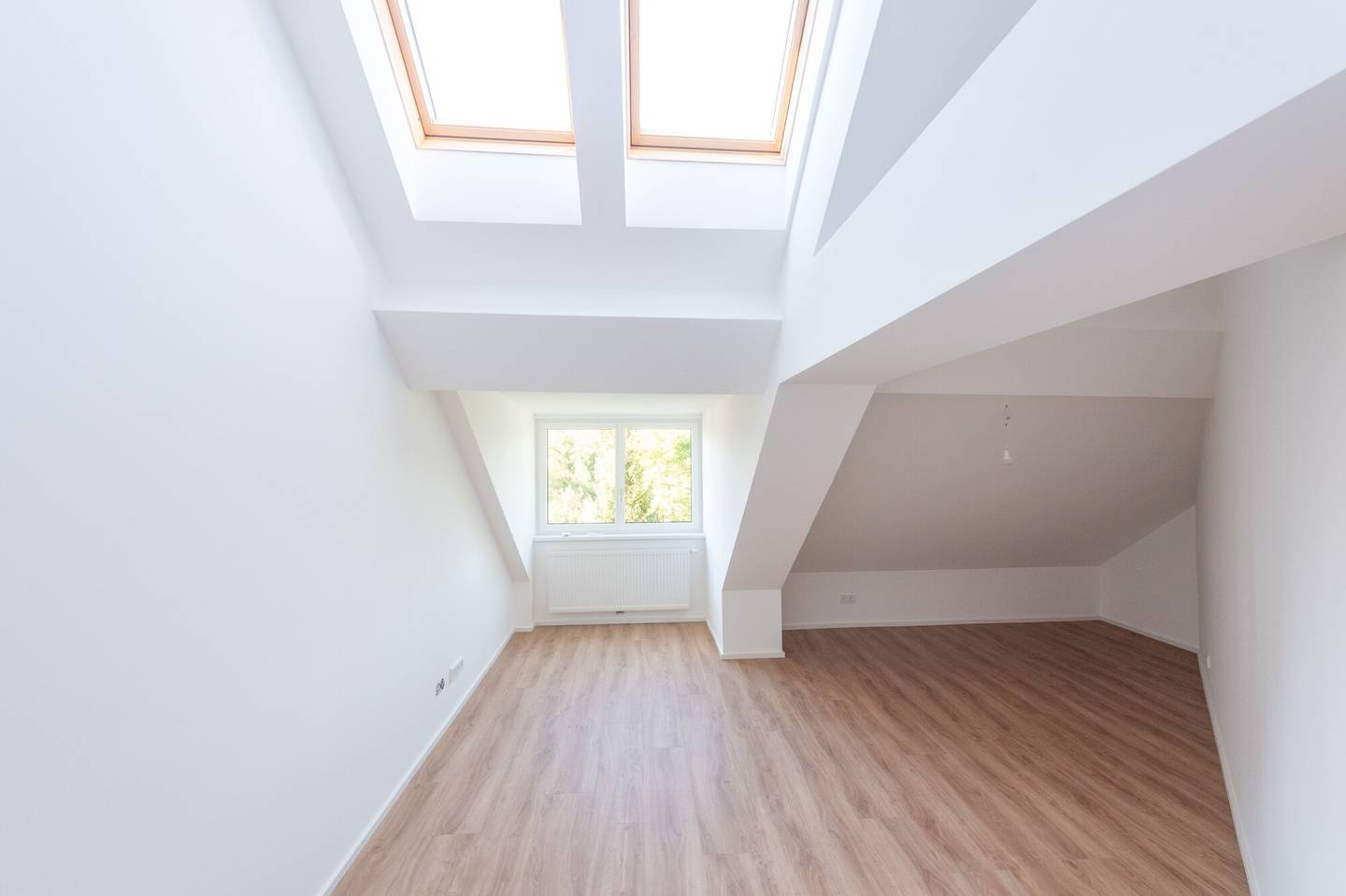 Neuwertige Dachgeschosswohnung mit Balkon Grünblick