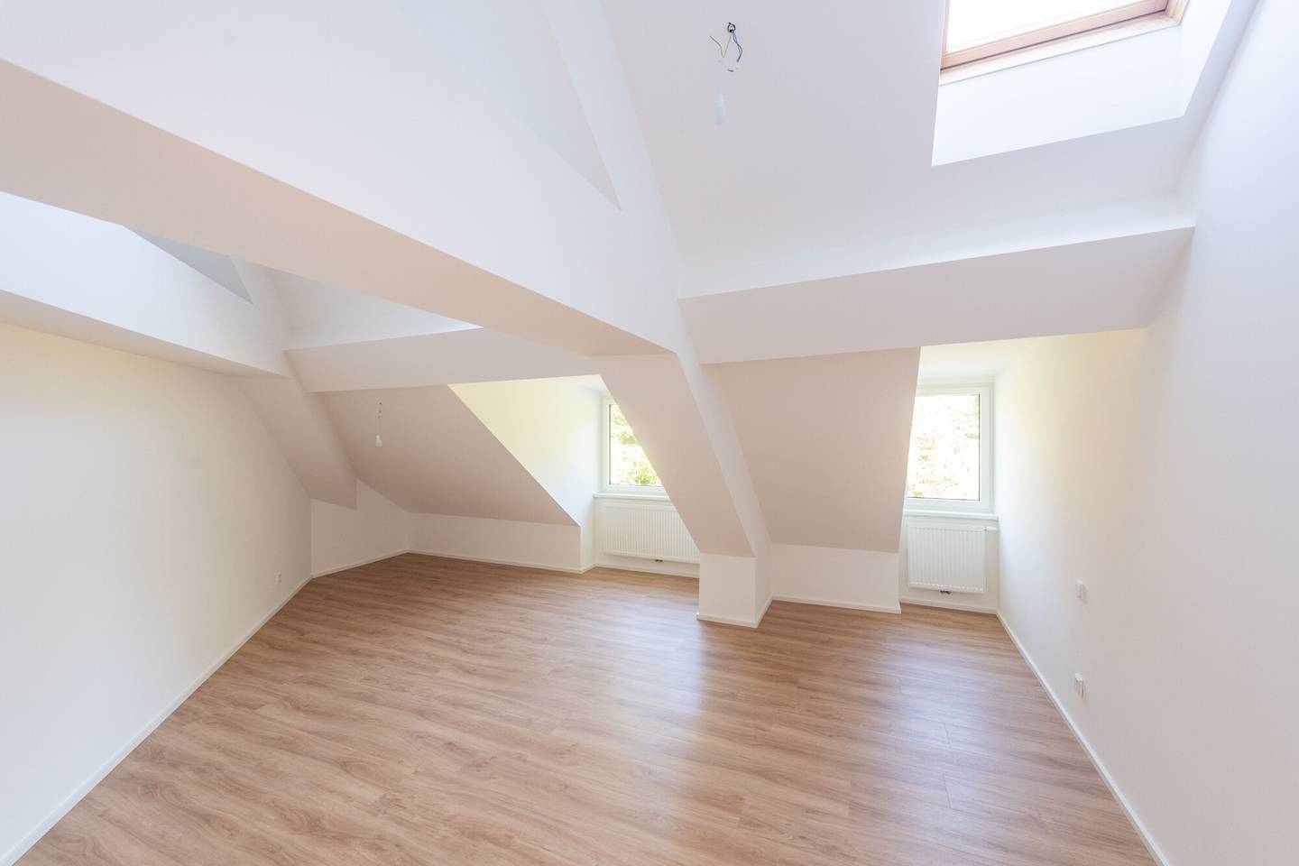 Neuwertige Dachgeschosswohnung mit Balkon Grünblick
