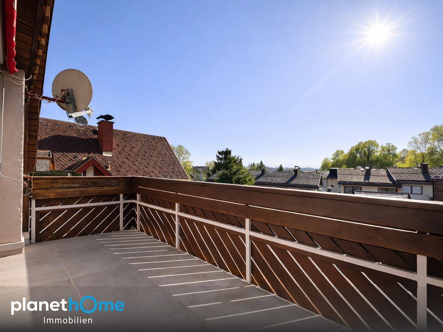 Wohnung mit großem Balkon und Bergblick