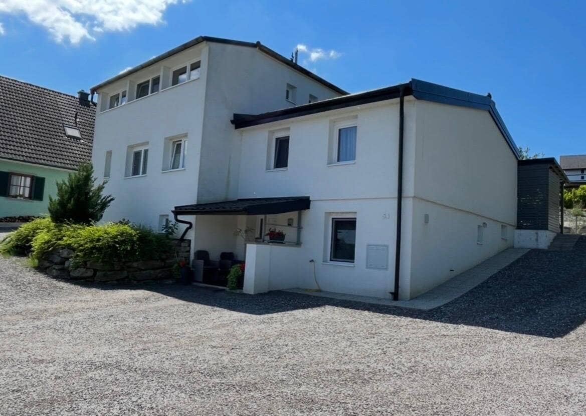 Wohnhaus mit 2 Einheiten, Garten