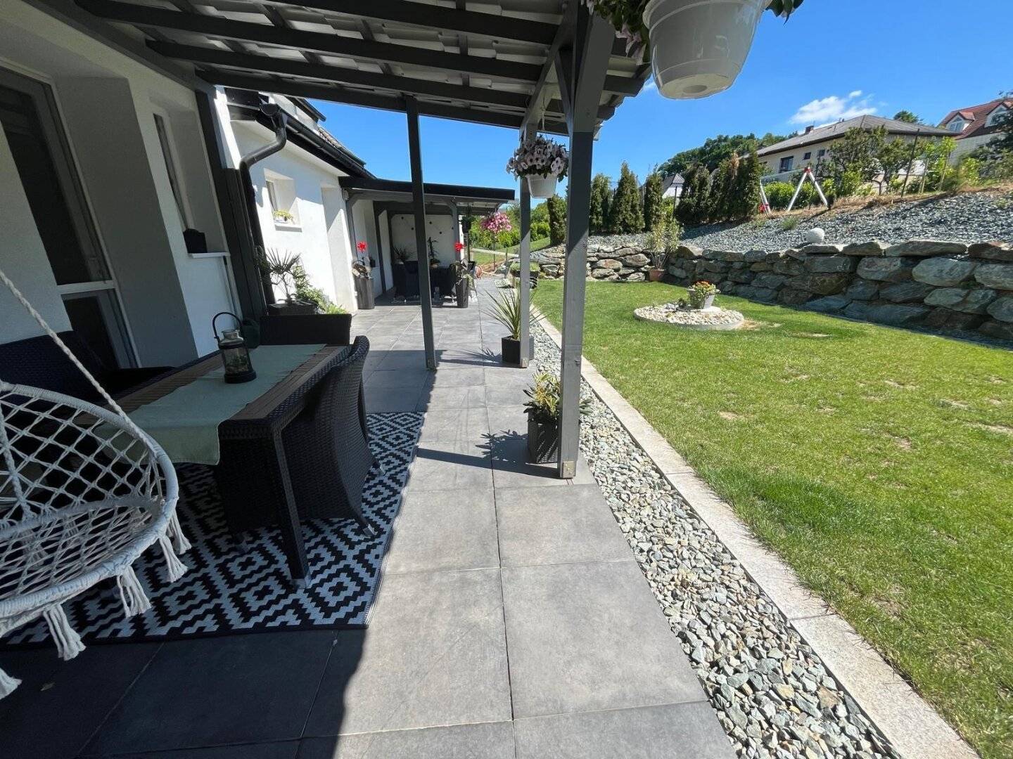 Wohnhaus mit 2 Einheiten, Garten