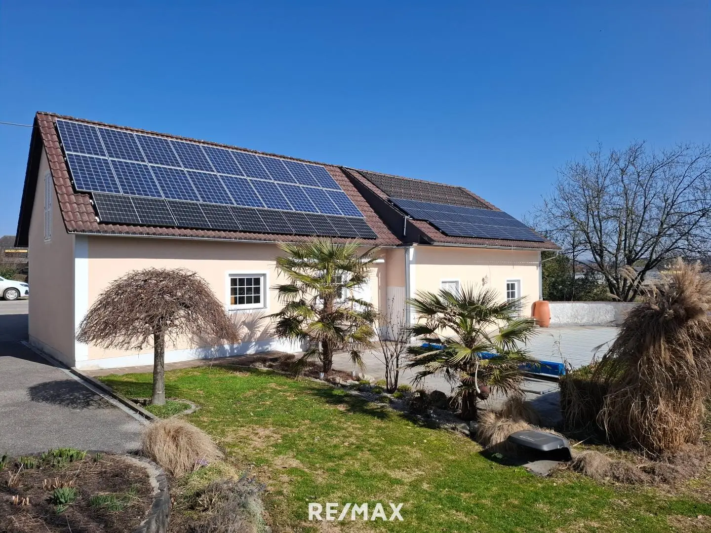 Family Home with Pool in Kematen