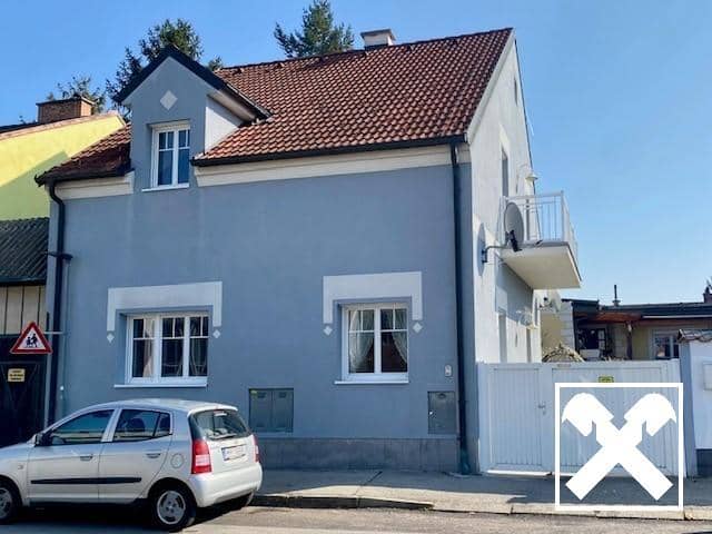 Hausfront und Eingangstor