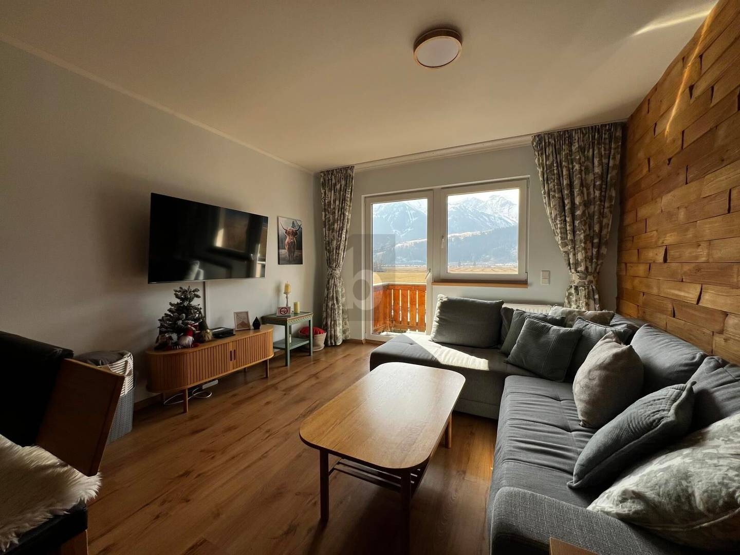 Apartment with panorama balcony and mountain view