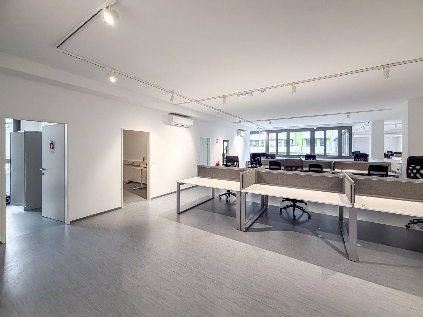 697 m² Office in 11th District, U3