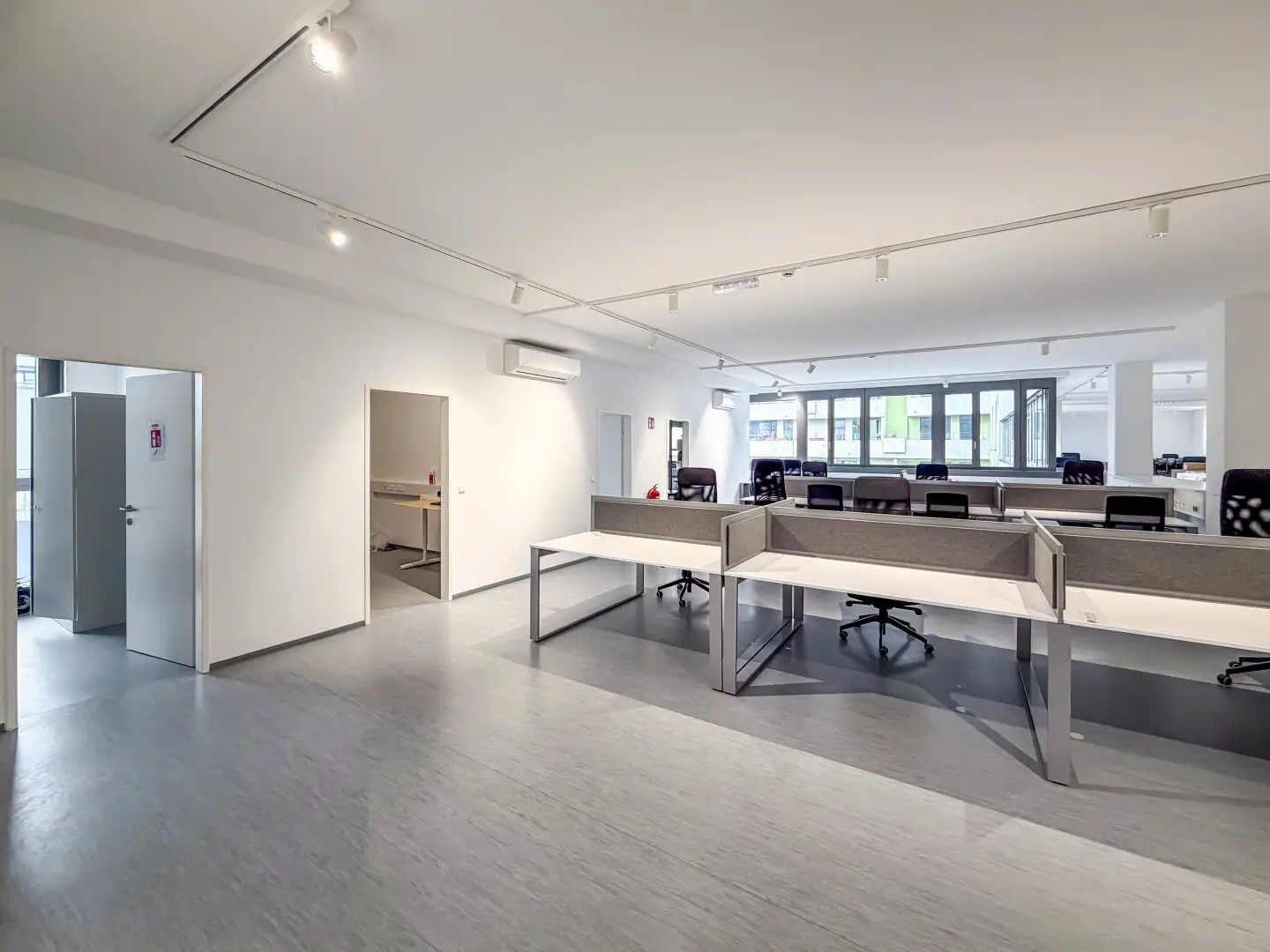 697 m² Office 11th District Sale