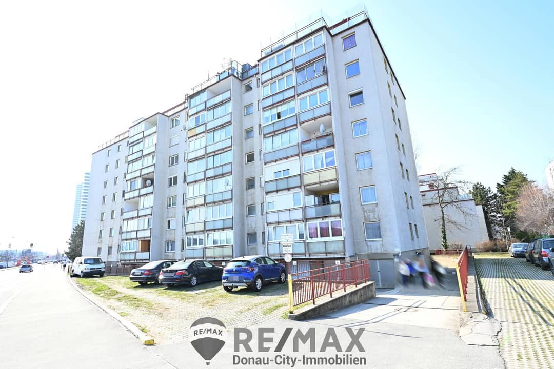 Wohnung nahe U Bahn mit Loggia und Garage