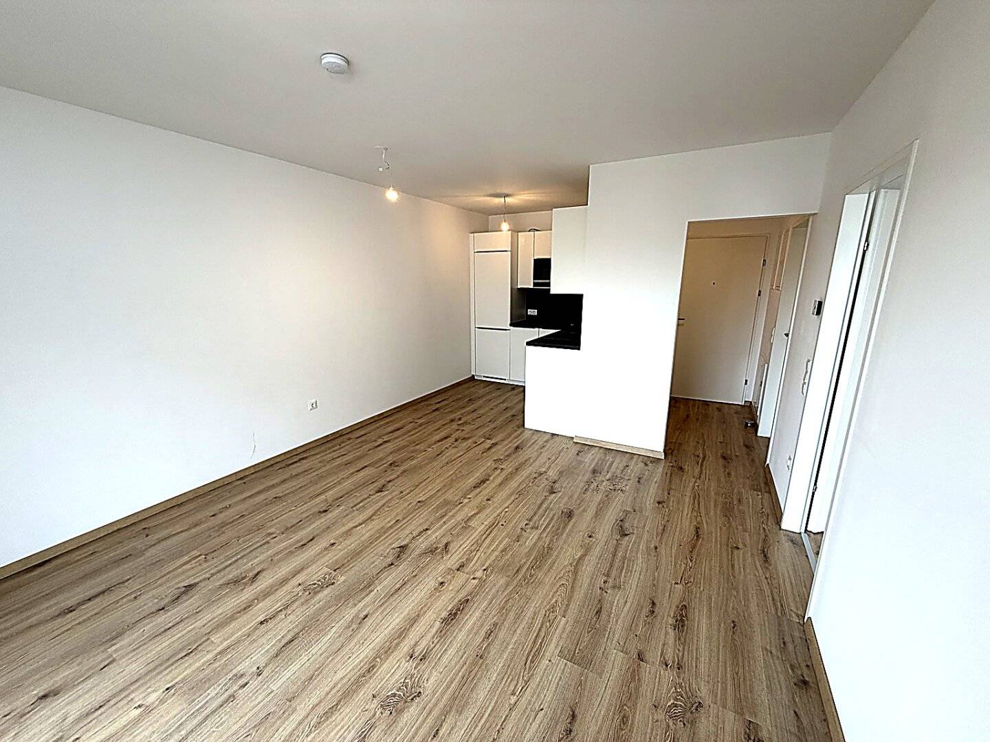 Immediately available! Within walking distance to the railway station and main square! Includes balcony! Is included balcony? I think it's included though that is the original German; But it's fine to have 3 exclamations. Wait. I'll deliver as: Immediately available! Within walking distance to the railway station and main square! Includes balcony! The exclamations are fine.